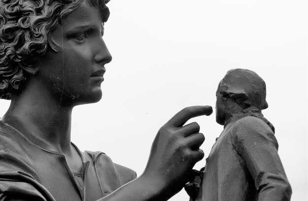 Первые шаги в искусстве и карьере