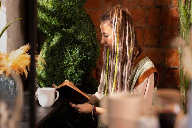 Образование и первые шаги в литературе