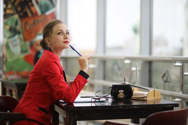 Где родилась и училась Олеся Девятова?