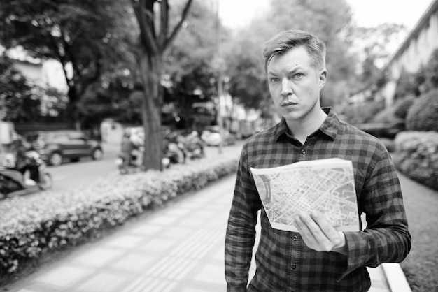 Образование и научная карьера